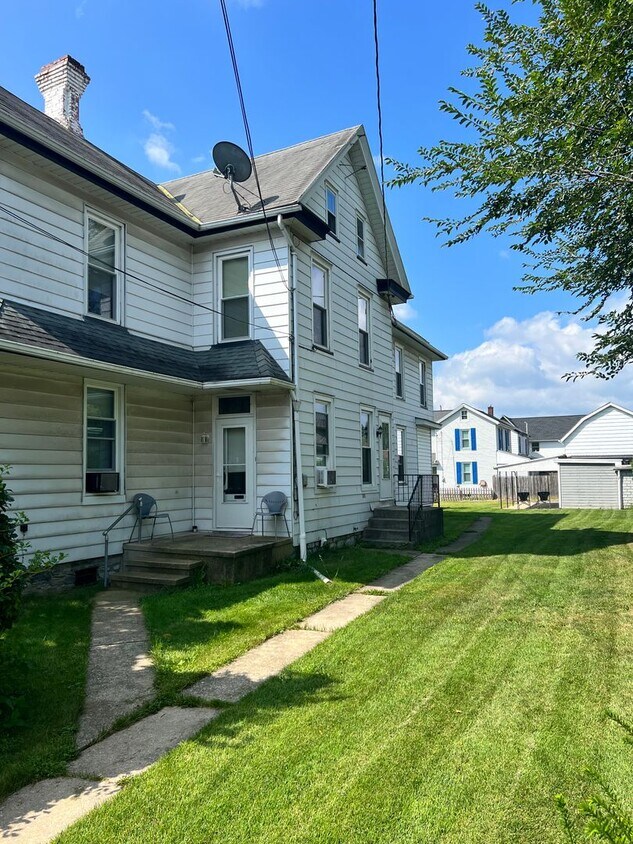 Primary Photo - 323-325 S Cherry St.