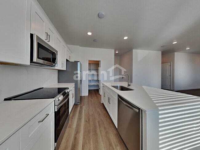 Building Photo - 9715 W Parkway Dr