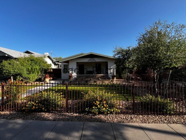 Building Photo - Nicely updated Four Bedroom on University ...