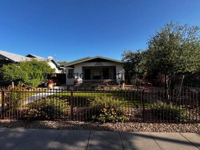 Foto del edificio - Nicely updated Four Bedroom on University ...