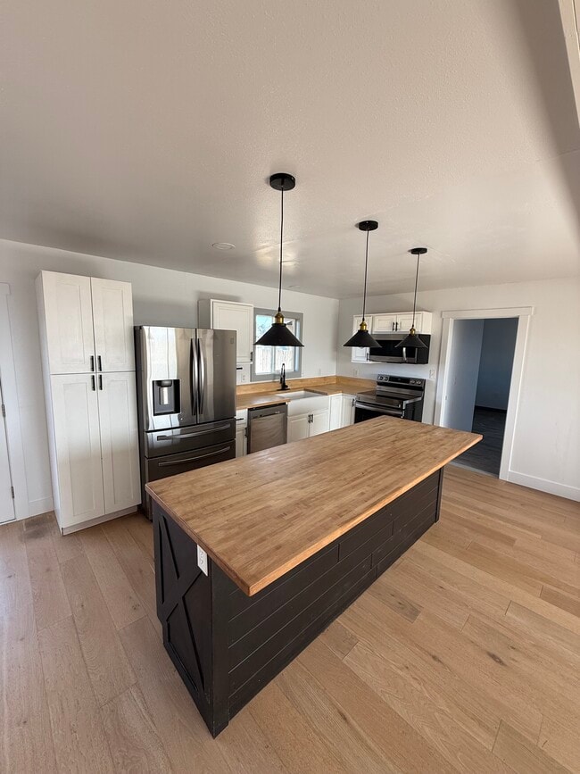 Building Photo - 633 E Pinion Ridge Rd