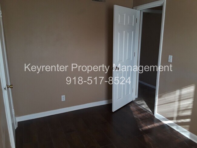 Foto del edificio - Spacious 4 Bedroom House