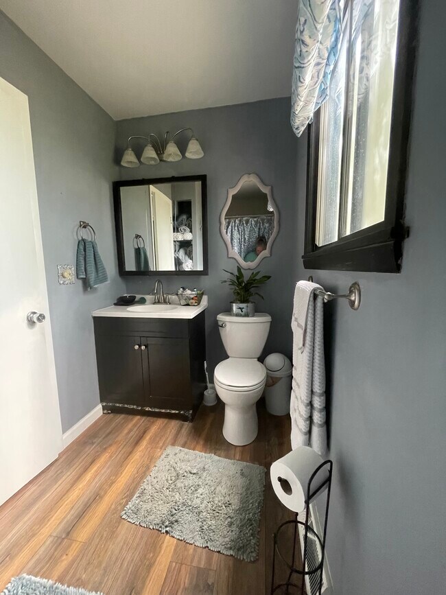 En-suite bathroom to master - 8165 S Cody St