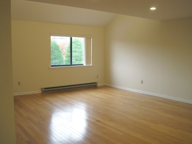 open-plan great room - 96 Danbury Rd
