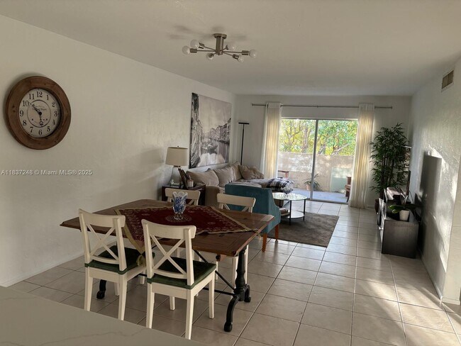 Foto del edificio - 6884 N Kendall Dr