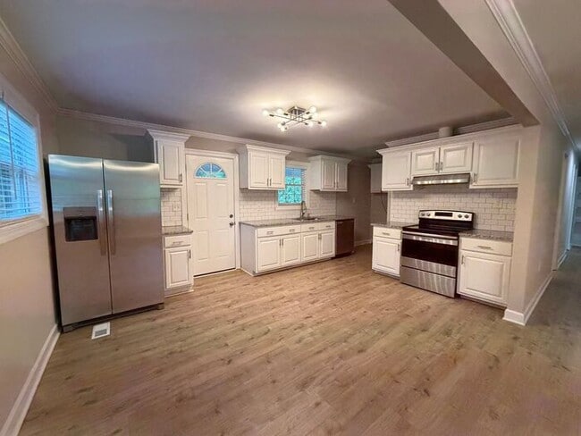 Building Photo - 3 Bedroom 2 Bath