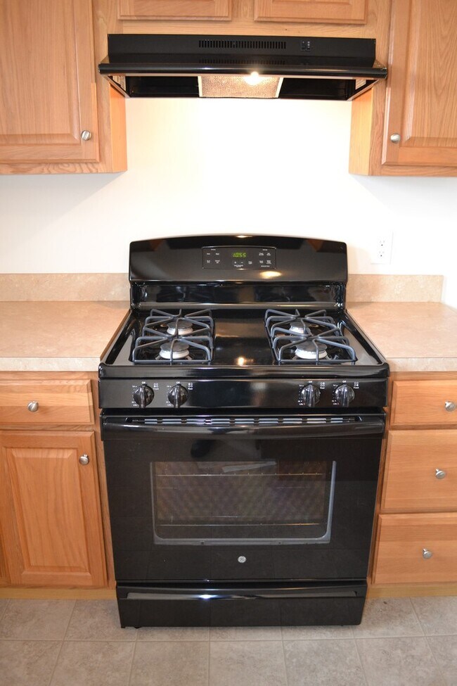 Foto del edificio - Fantastic Townhome - Pet Friendly (1 pet) with garage and NO MOWING!