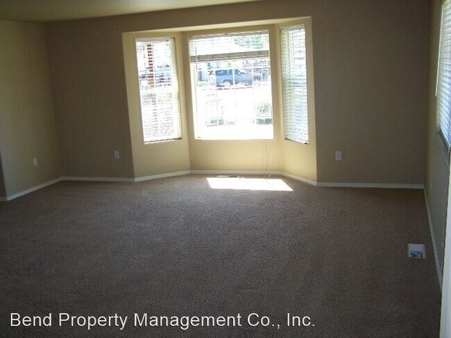 Building Photo - 3 br, 2 bath House - 3220 NE Woodbury Ct.