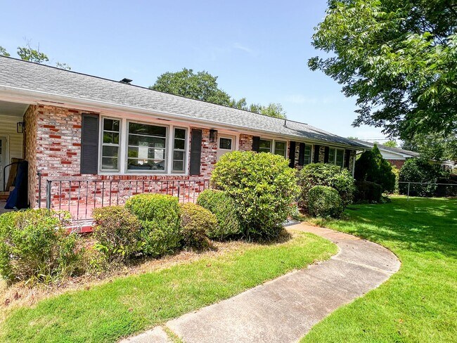 Building Photo - 114 Hiwassee Dr