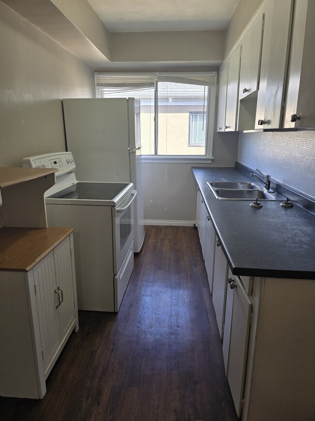 Building Photo - 5707-5118 118 Ave NW