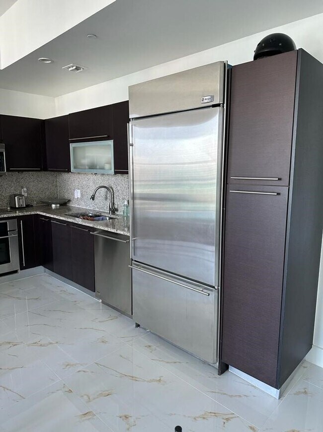 Building Photo - 950 Brickell Bay Dr