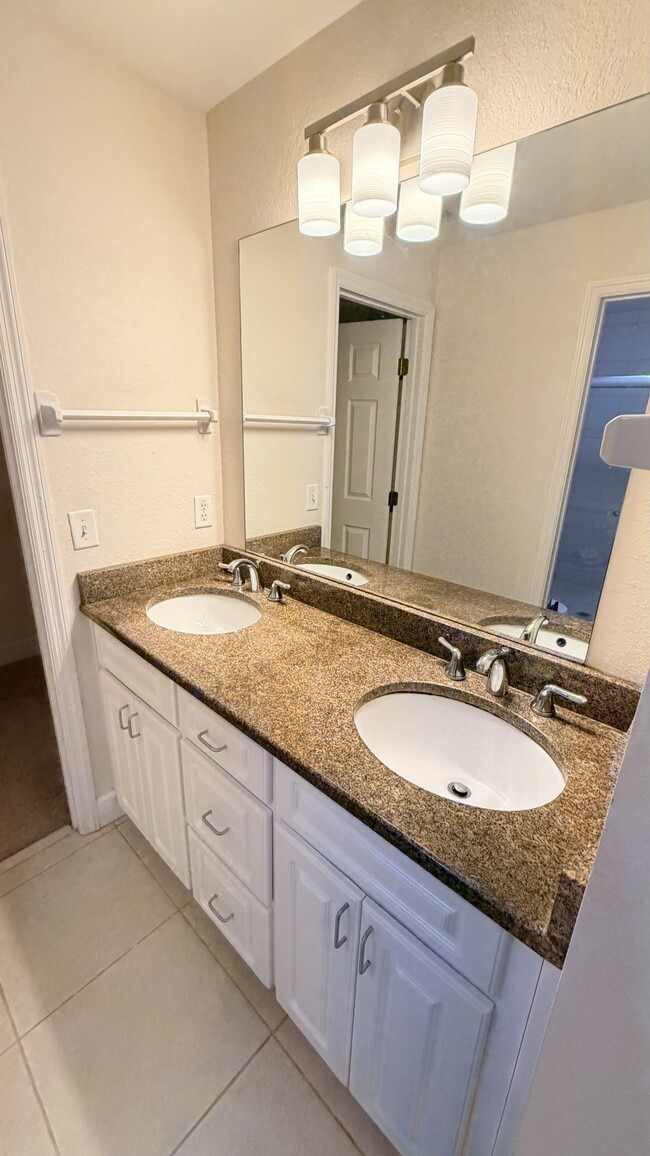 Building Photo - 940 Fenton Ln