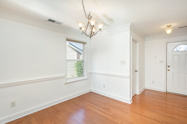 Foto del edificio - 13716 Riding Hill Ave