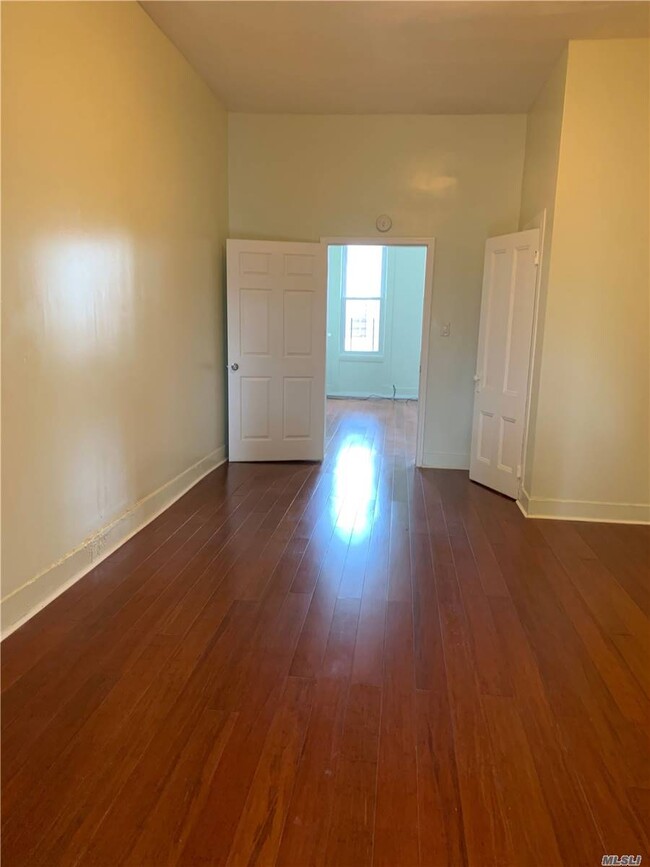 Building Photo - 1113 Halsey St