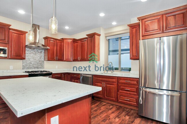 Foto del edificio - 4 BED & 2.5 BATH TOWNHOUSE FOR RENT