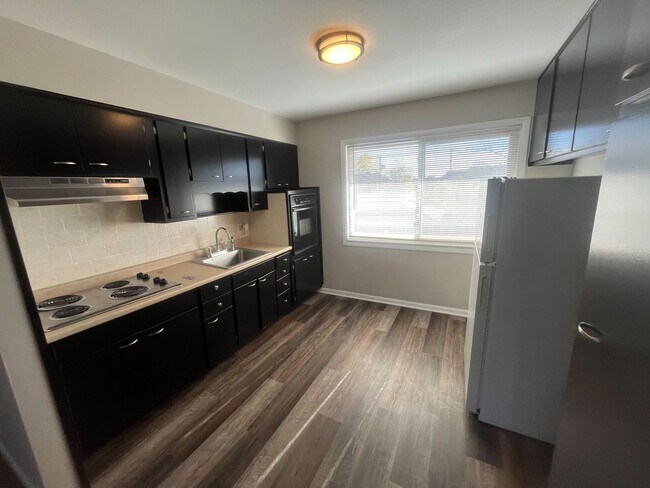 Foto del edificio - 6051 Laurel Hall Dr