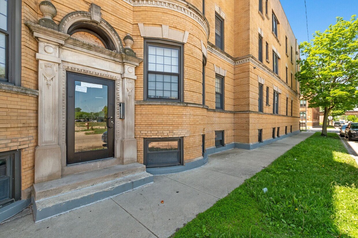 Foto principal - Two Bedroom Condo Unit For Rent In Bronzev...