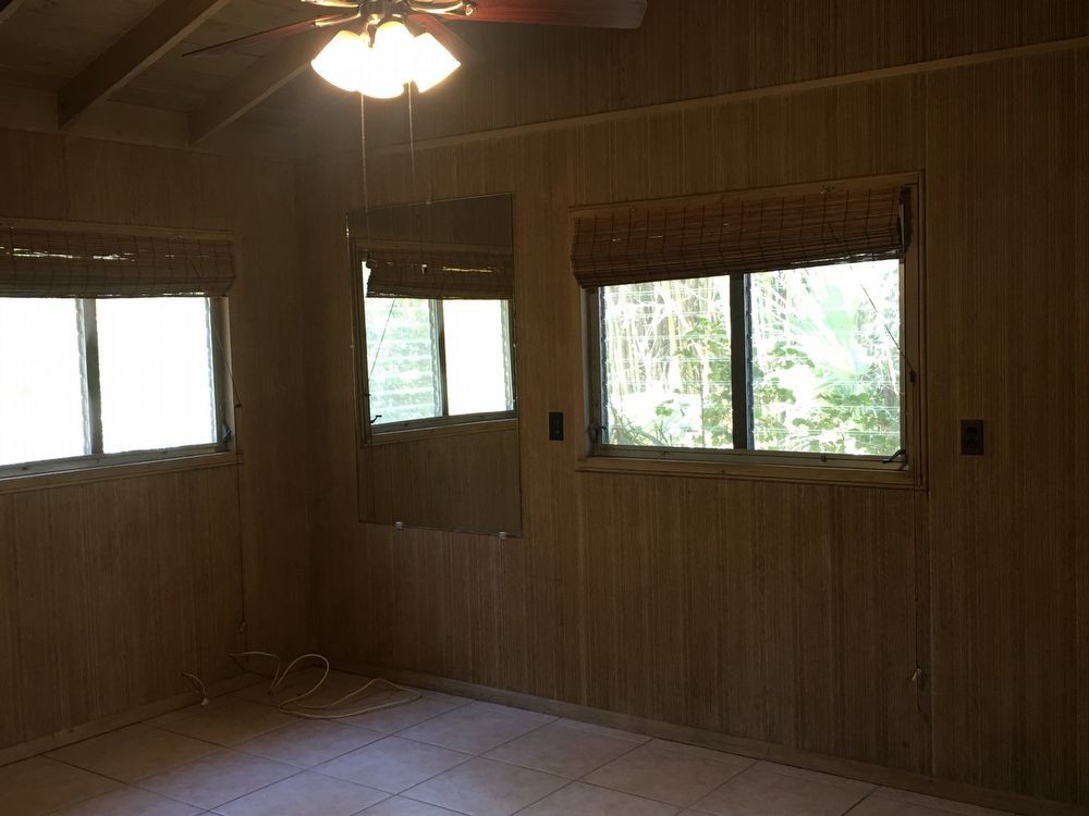 Building Photo - Hidden Tropical 2/1 Gem on South Siesta Key