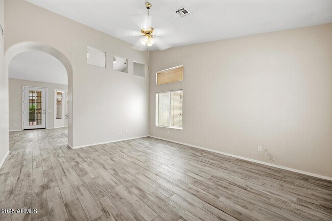 Foto del edificio - 13857 W Windsor Ave
