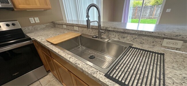 Foto del edificio - 215 Pioneer Dr