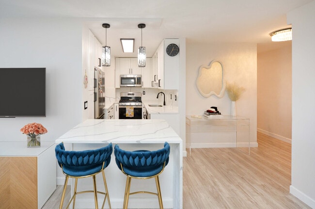 Dining Isle - 2000 Linwood Ave