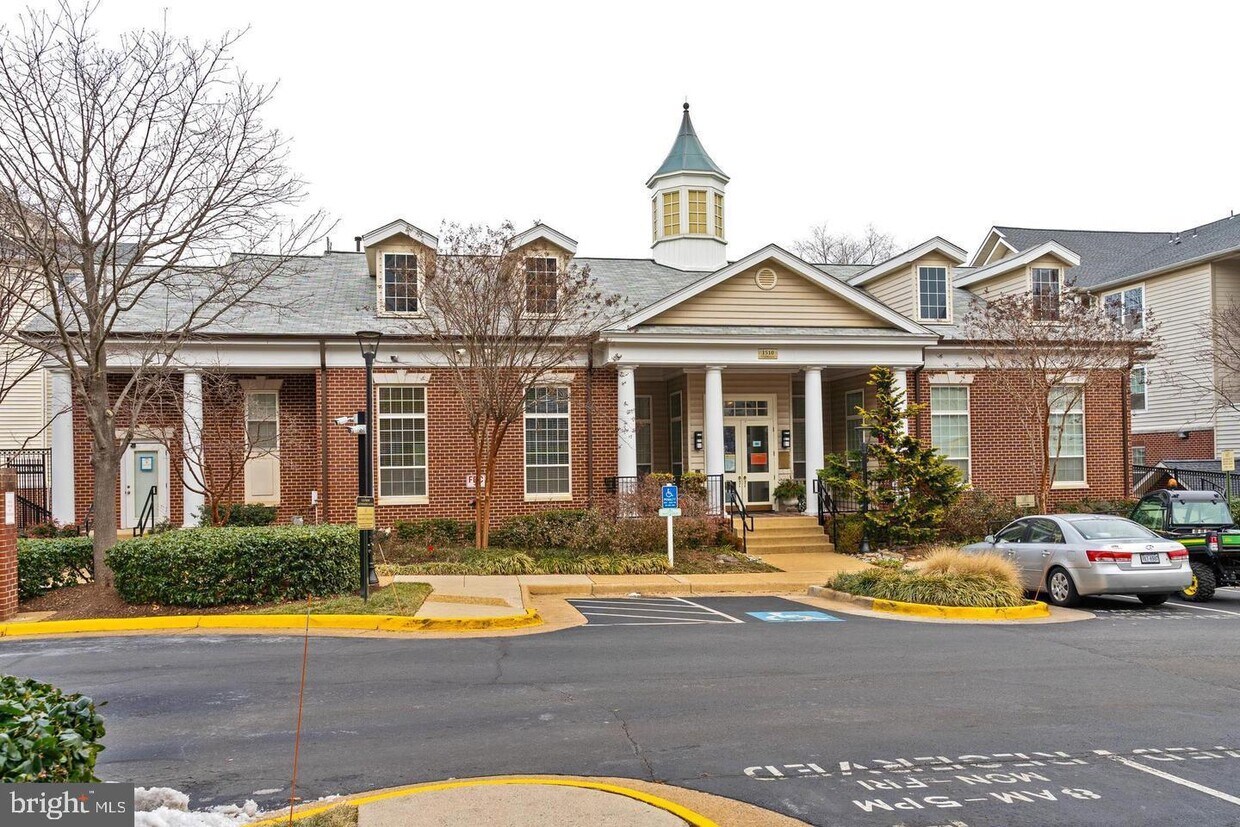 Foto principal - 1600 Spring Gate Dr.