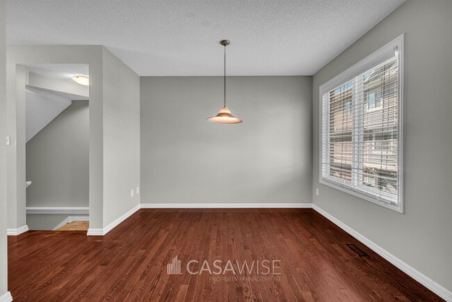 Photo du bâtiment - 655-655 Tamarack Rd NW