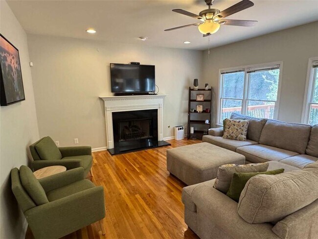 Foto del edificio - 3010 Ridge Oak Dr
