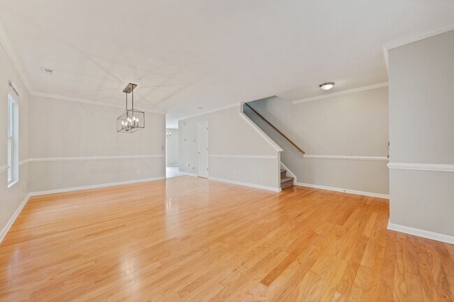 Building Photo - Beautiful updated 4 bedroom 2.5 bath singl...
