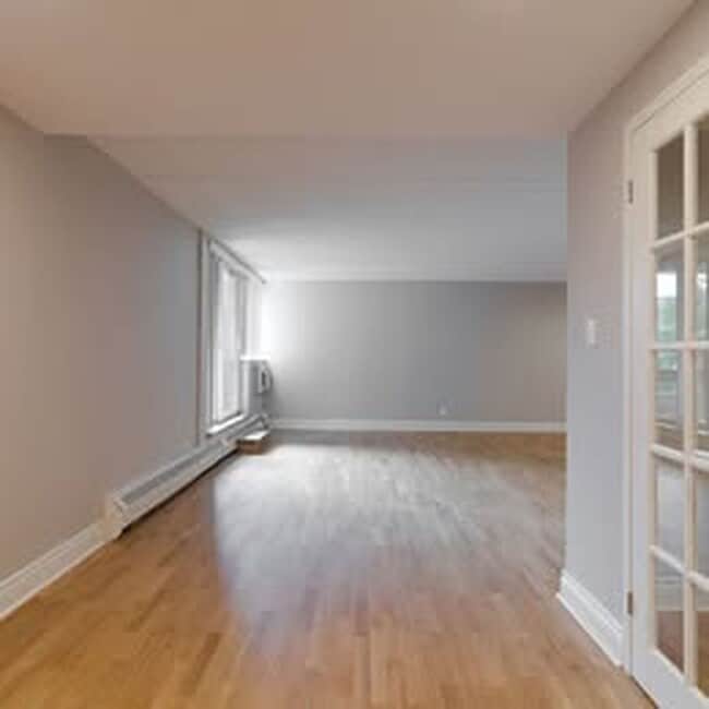 Building Photo - 4800 Maisonneuve Blvd W