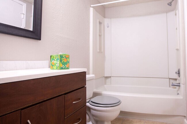 Foto del edificio - Beautiful 2 Bedroom, 2 Bath Townhome in Gated Community!