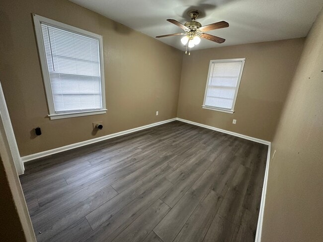Building Photo - Updated 2 Bedroom House
