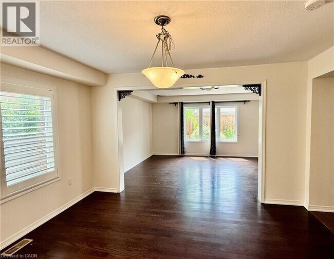 Building Photo - 386 Apple Hill Cres