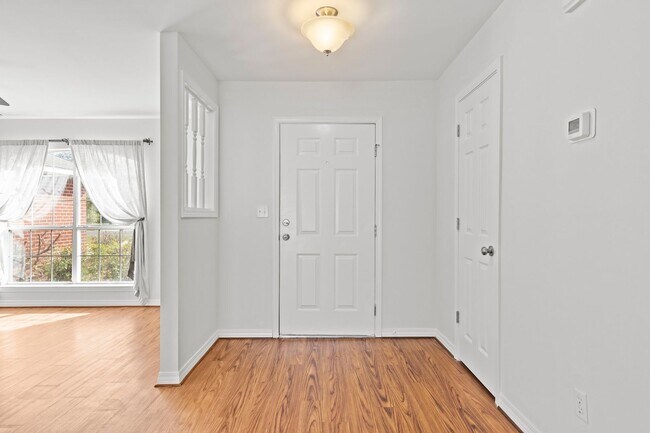 Building Photo - Updated Home in Raintree Estates!