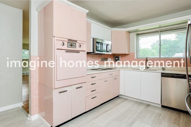 Building Photo - 3 Bedroom, Pet-Friendly Home near Affton S...