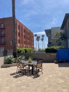 Courtyard / Patio - 19 Breeze Ave