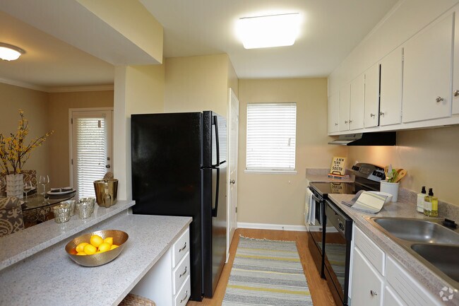 Kitchen - The Crescent at Lakeshore