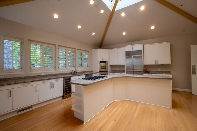 Foto del edificio - Spectacular 3 bed/3 bath home, gated community, walk to town!