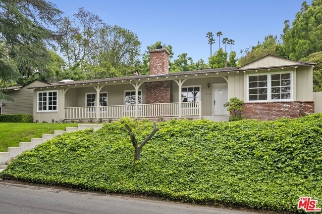 Building Photo - 18080 Karen Dr