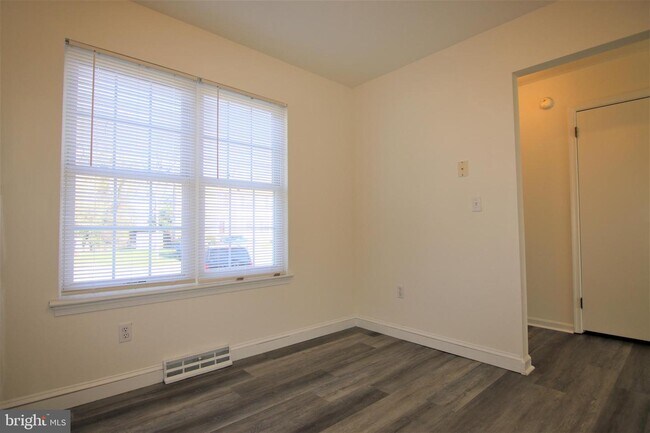Building Photo - 825 Commons Ln