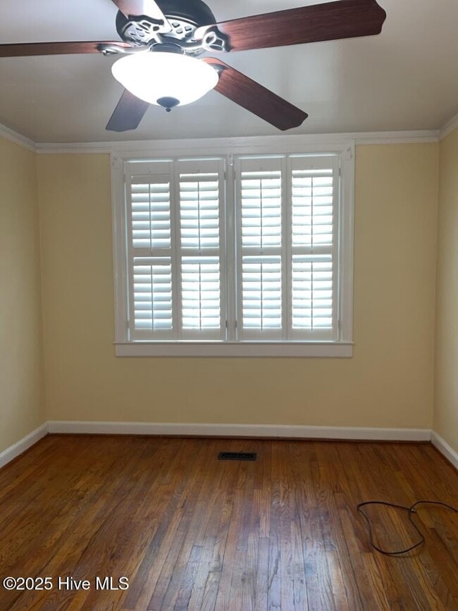 Building Photo - 2940 Oleander Dr