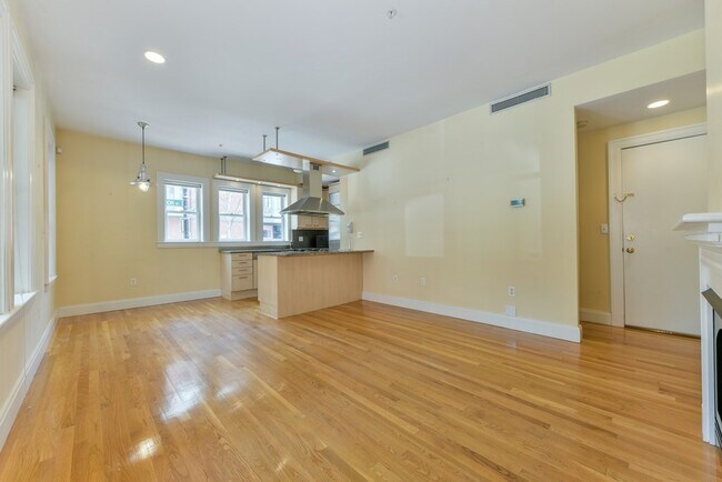 Building Photo - 56 Clarendon St