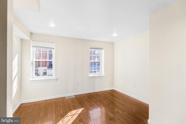 Building Photo - 1112 S Bodine St