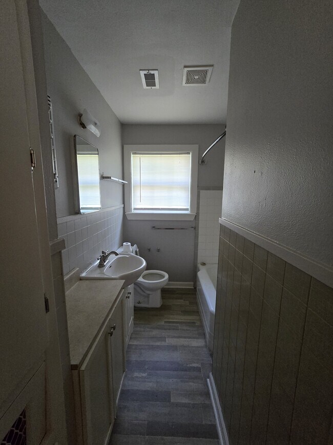 Building Photo - 2213 Linwood Ln