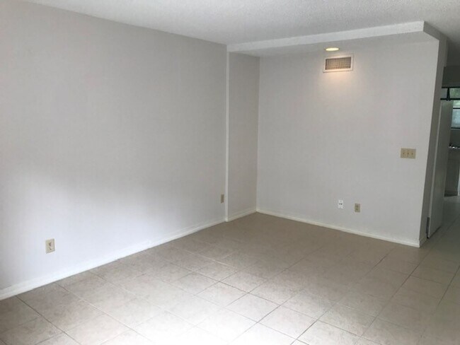 Foto del edificio - Excellent Town Home Near Campus!