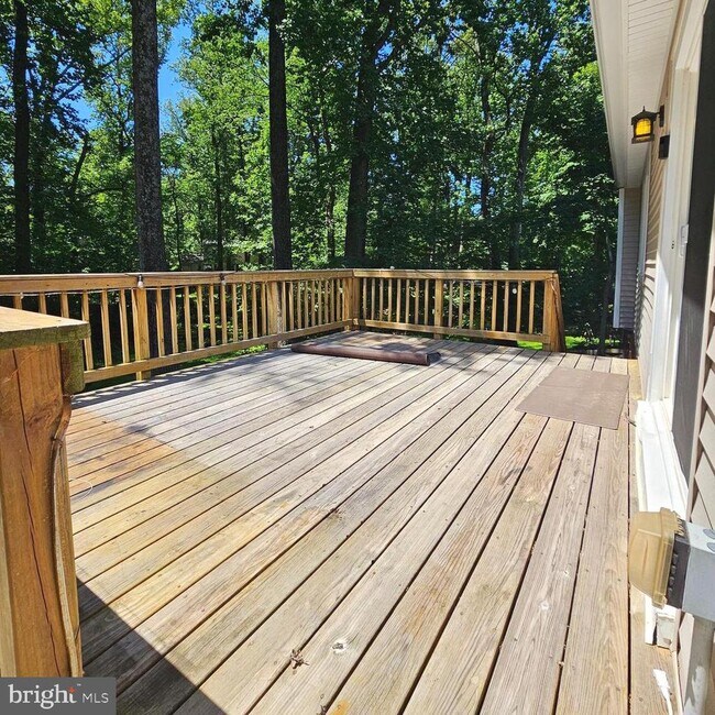 Foto del edificio - 8925 Falling Creek Ct