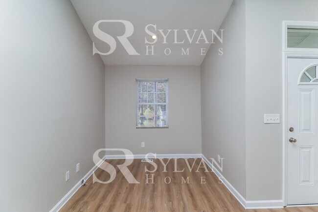 Foto del edificio - Bring more life and value to this charming home!