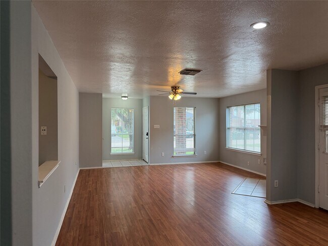 Foto del edificio - 7427 Briargate Dr