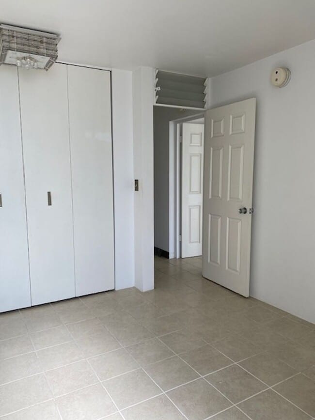 Building Photo - Two Bedroom, 1 Bath w/ parking Utilities included