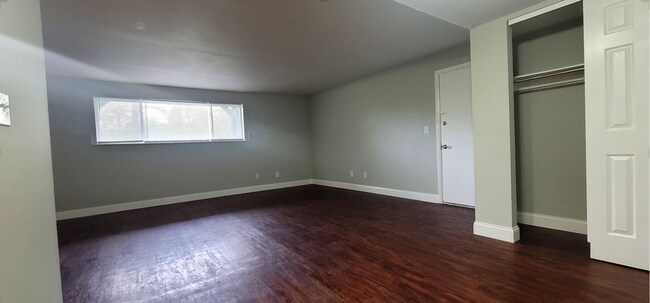 Foto del edificio - Beautiful Two Bedroom One Bath Apartment Home